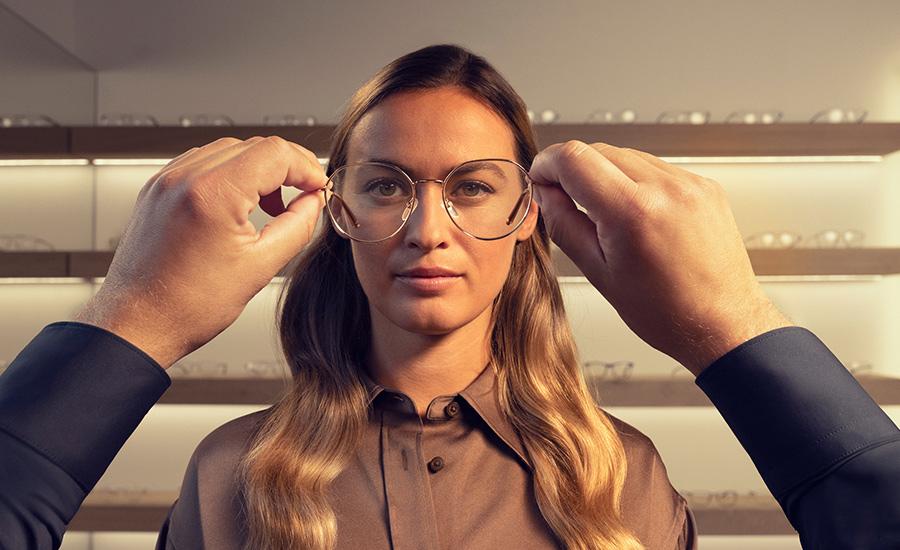 Eine Kundin erhält eine Brille im Store