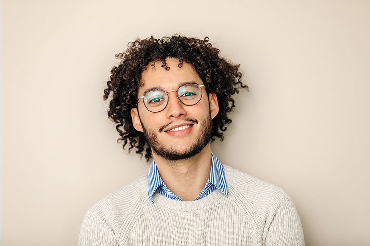 Mann mit Brille und rechteckiger Gesichtsform