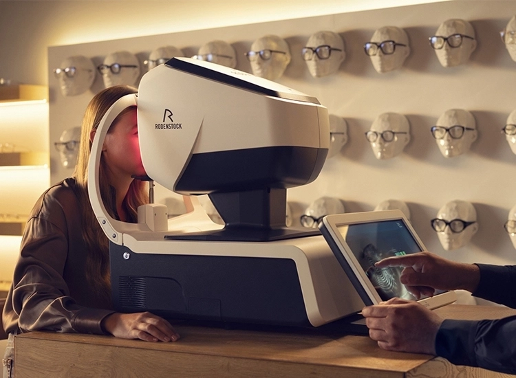Frau bei Augenvermessung am DNEye Scanner