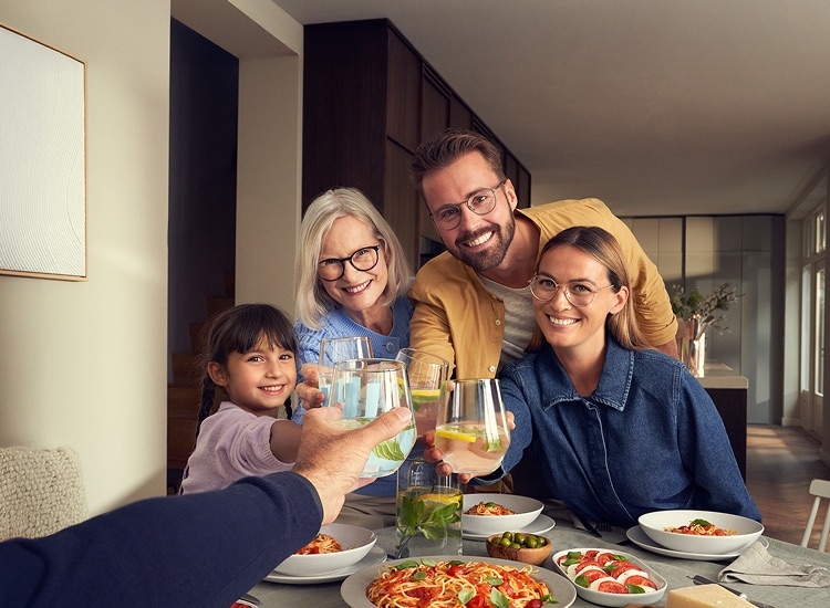 Familie sitzt am Essenstisch