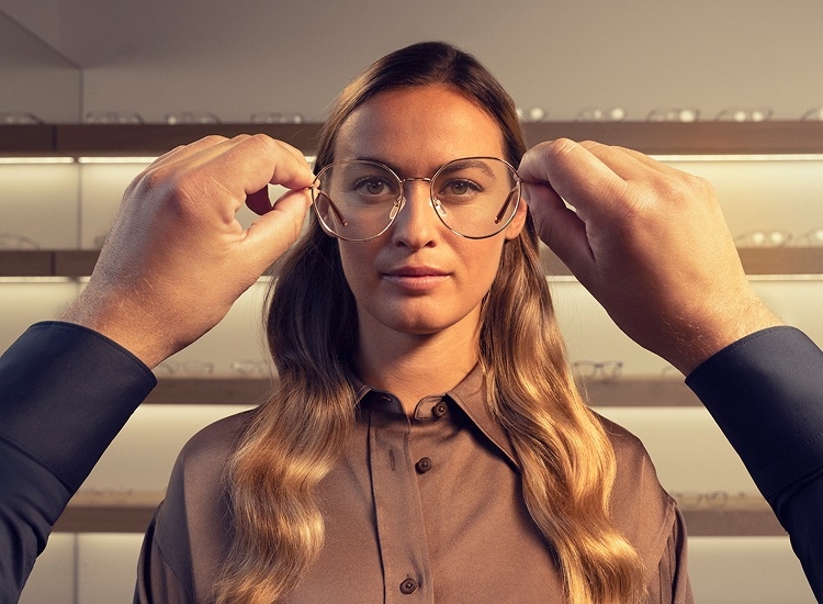Kundin erhält neue Brille beim Optiker