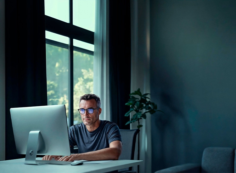 Mann arbeitet am Desktop-PC