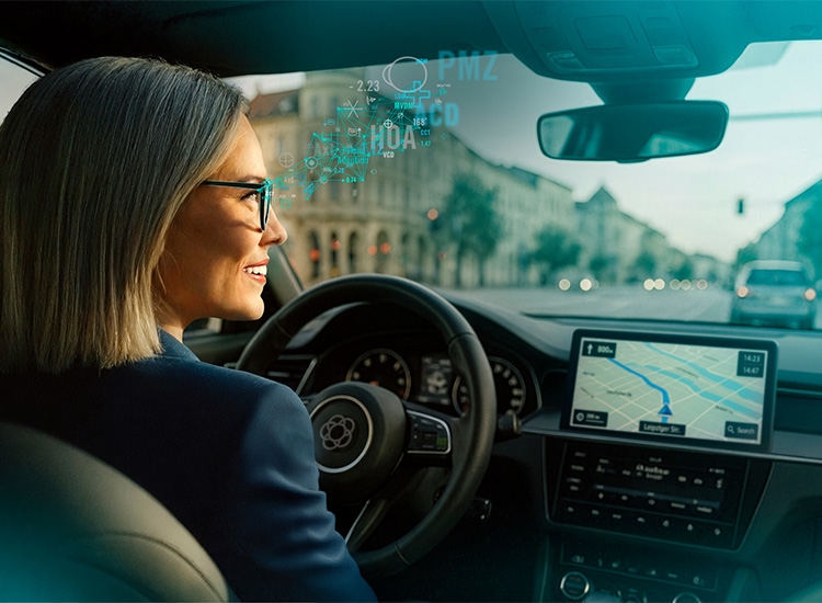Frau fährt Auto