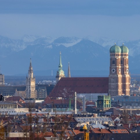 Frauenkirche in München vor Alpenpanorama